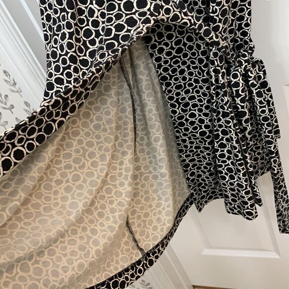 Lands' End size 16 wrap dress with circle design/black and white - Picture 4 of 8